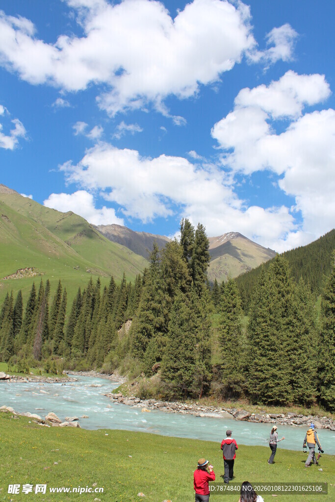 山间河畔的欢乐徒步之旅