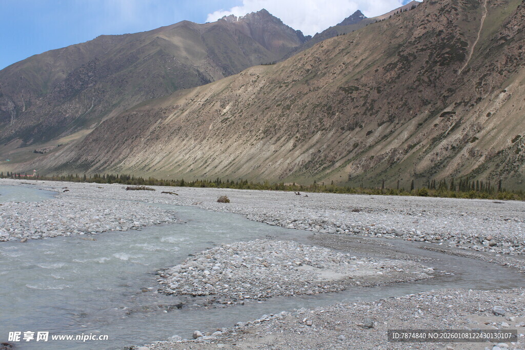 山间浅滩 尽显自然之美