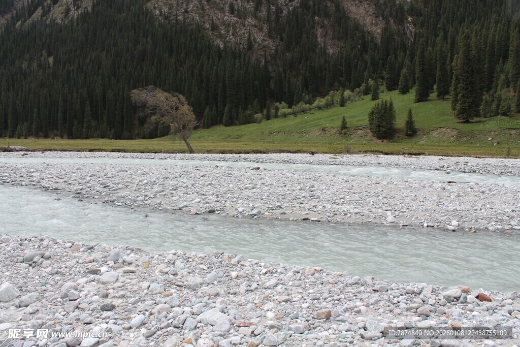 山间清澈溪流与碎石景观