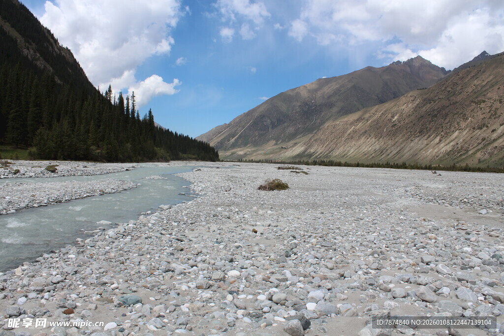 山间碎石河滩风景