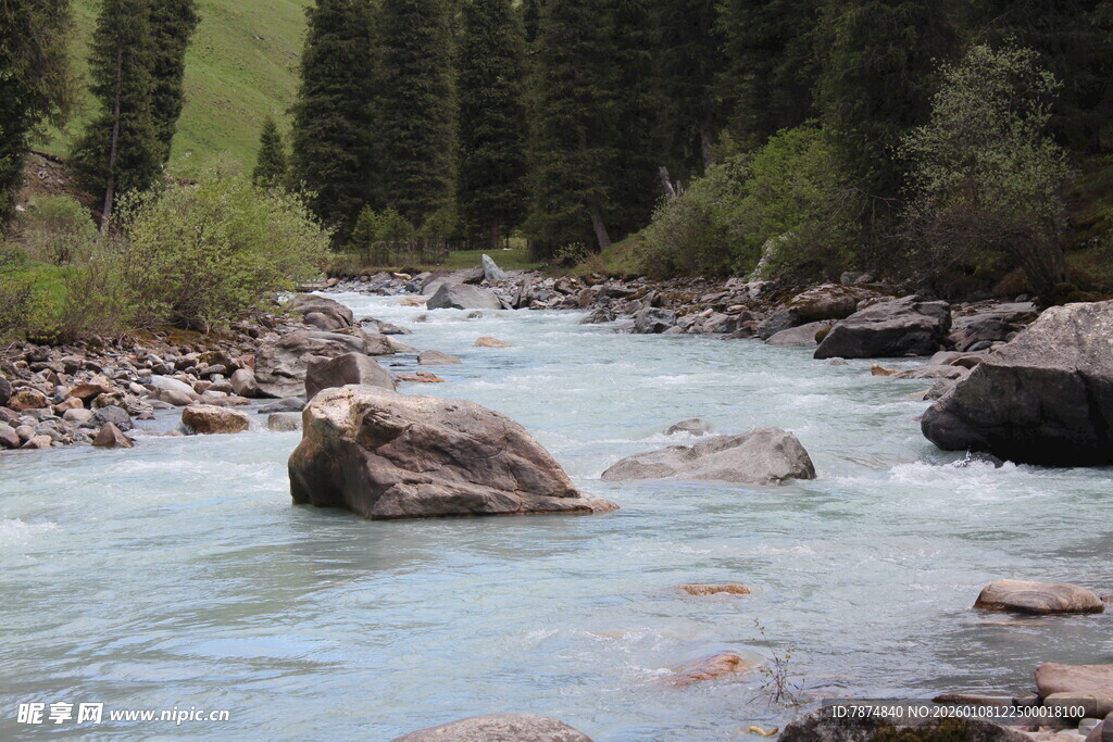 山间溪流 巨石点缀美景