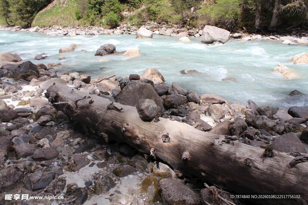 山间溪流旁的嶙峋岩石