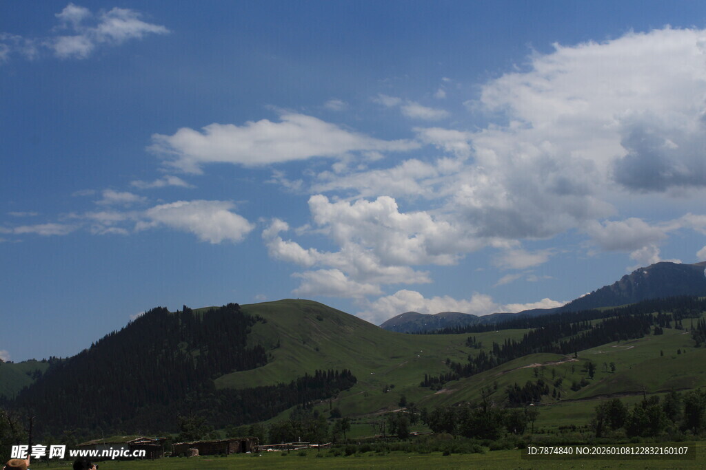 蓝天白云下的青山美景
