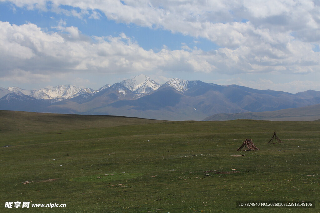 草原雪山美景