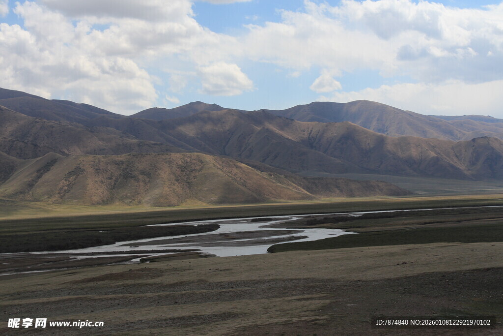 广袤山川间的蜿蜒河流