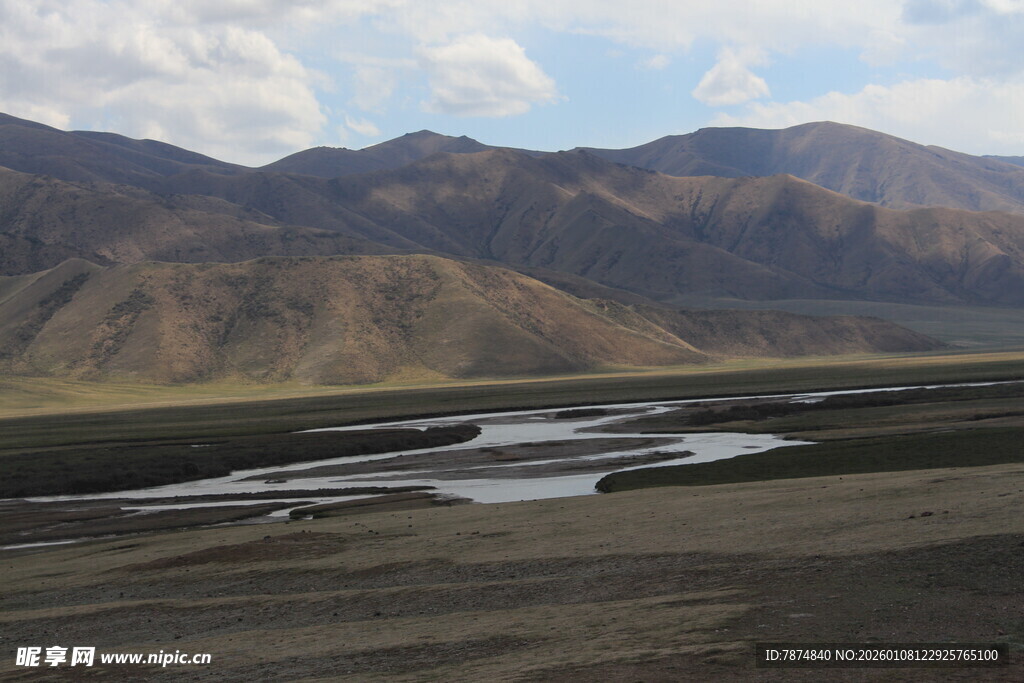 壮丽河谷与远山风景