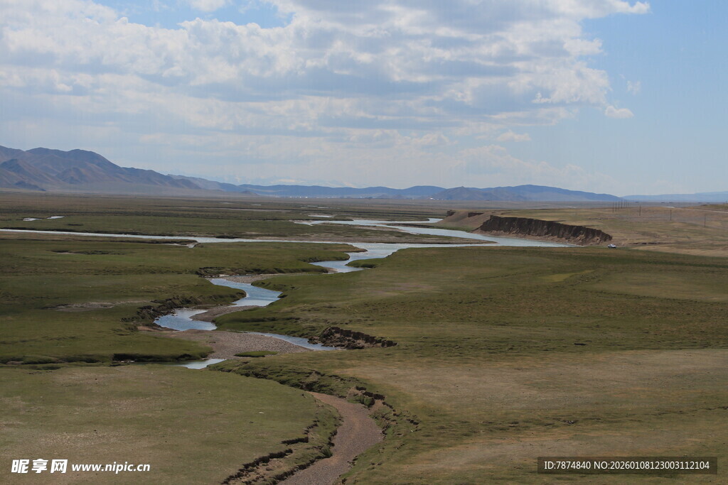 广袤草原间蜿蜒的河流