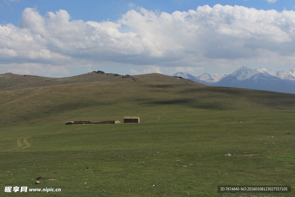 草原风光 远处有几座房屋