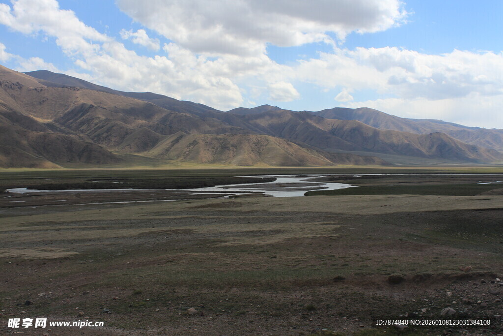 广袤山川间的开阔河谷