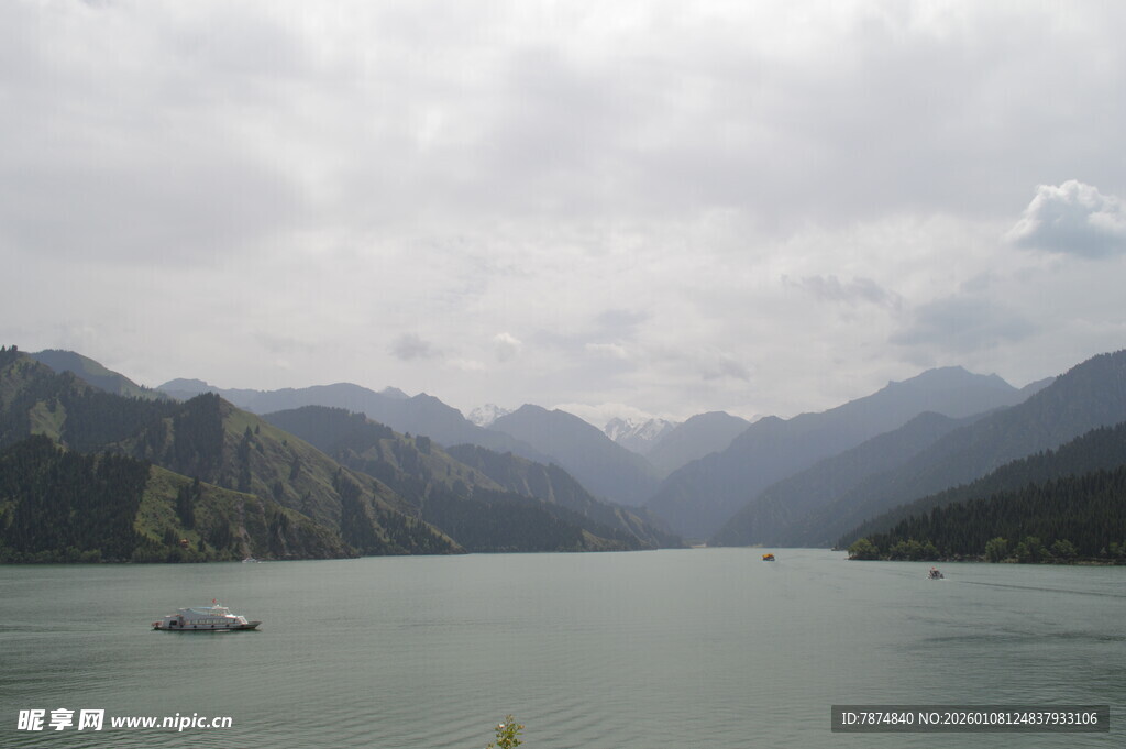 山水间的静谧湖泊风光