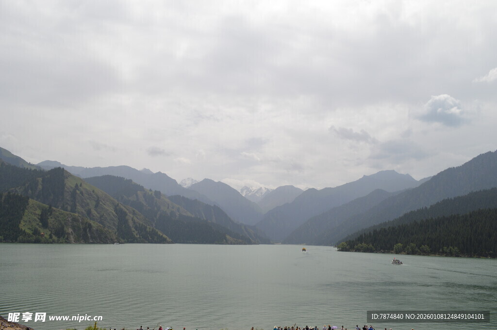 山水相依的宁静湖景