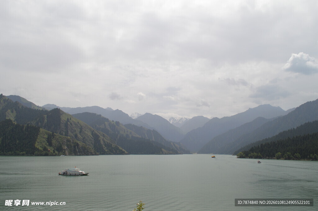 山水湖景 一叶扁舟悠游