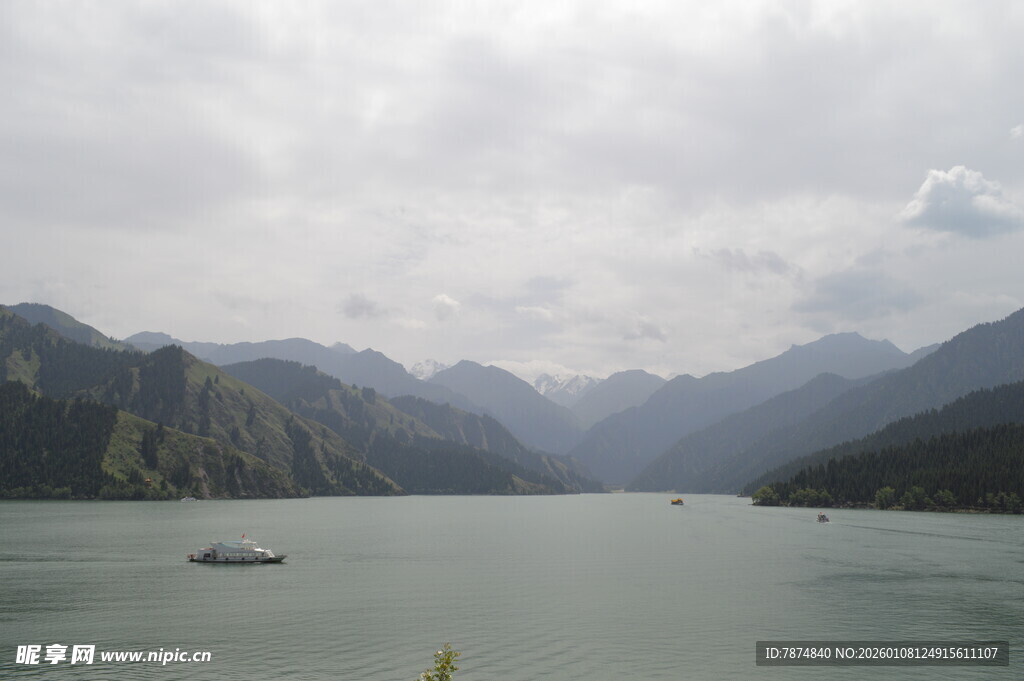 山水间的宁静江景