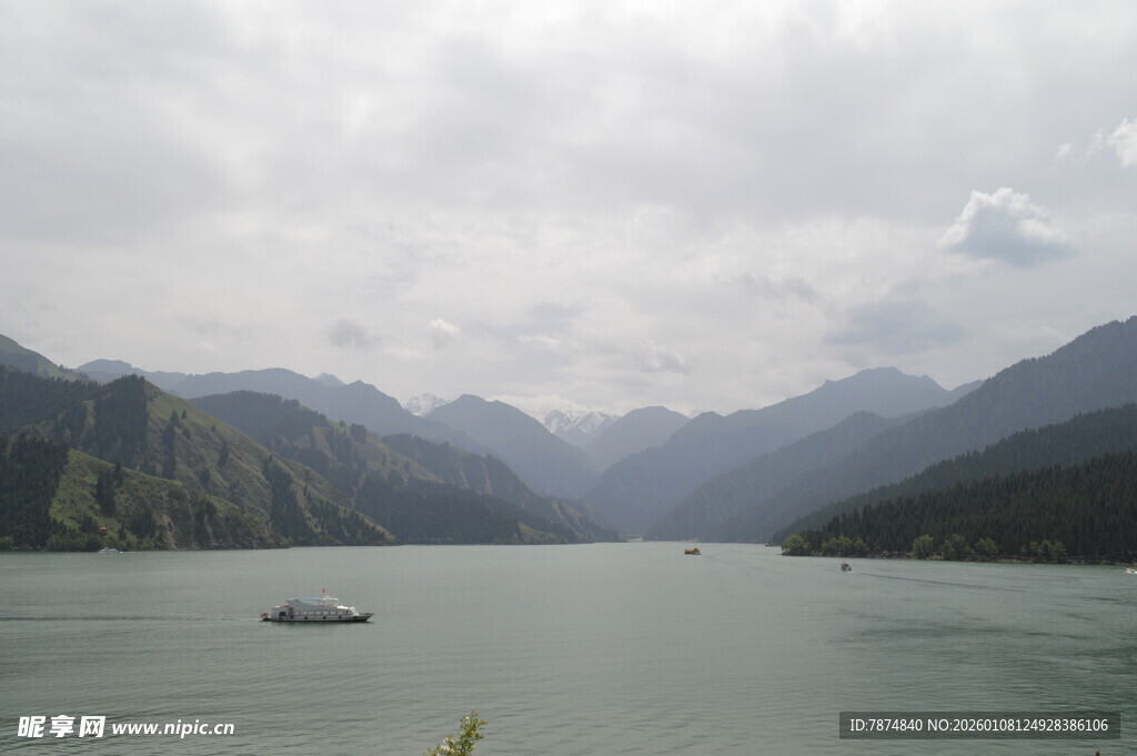 山水间的宁静湖景