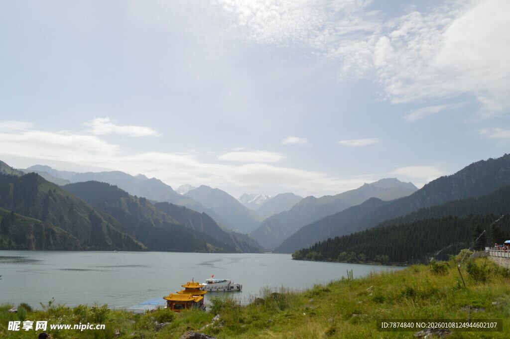 湖畔青山间的多彩船只
