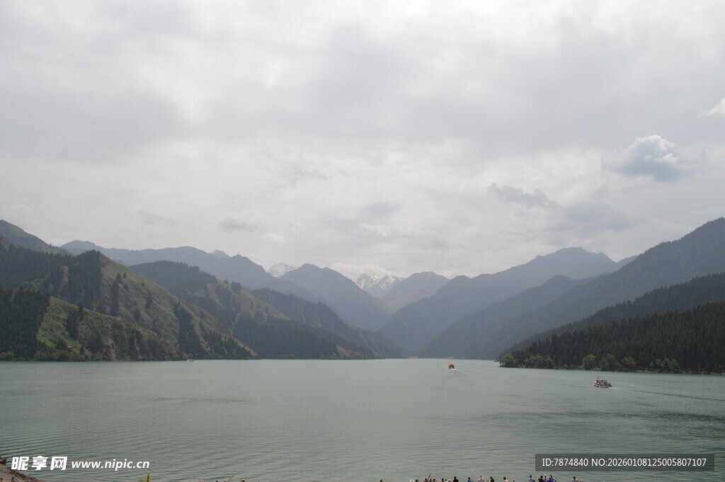 山水相依的壮阔湖景