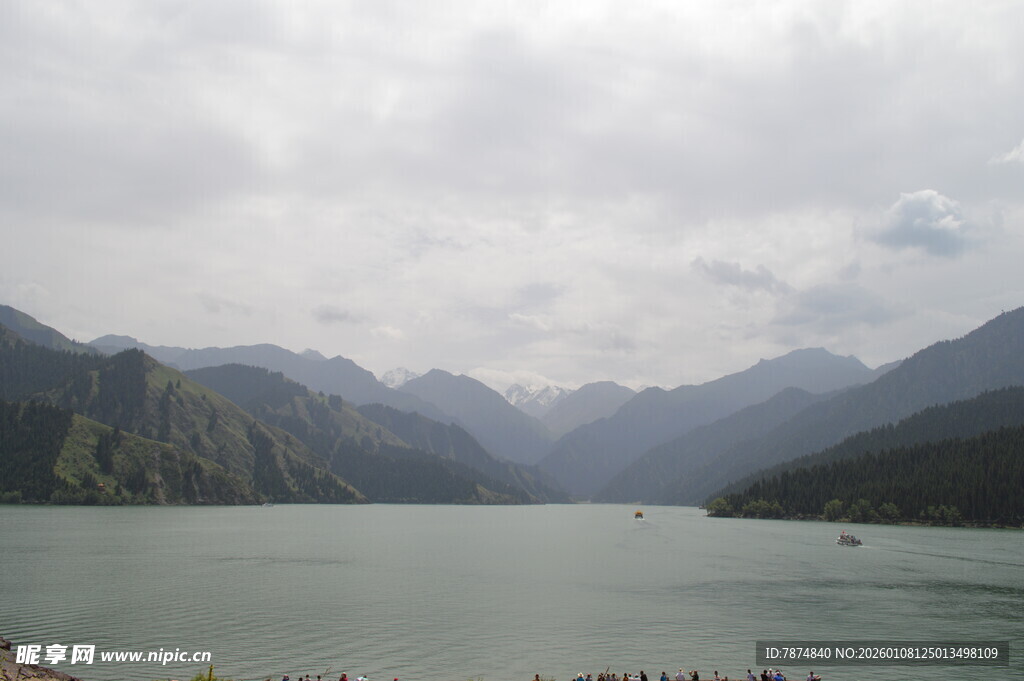 山水相依的秀丽湖景