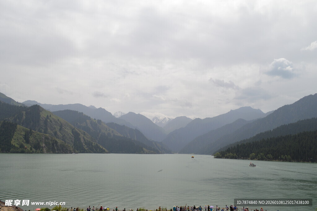 高山环绕的宁静湖泊景观