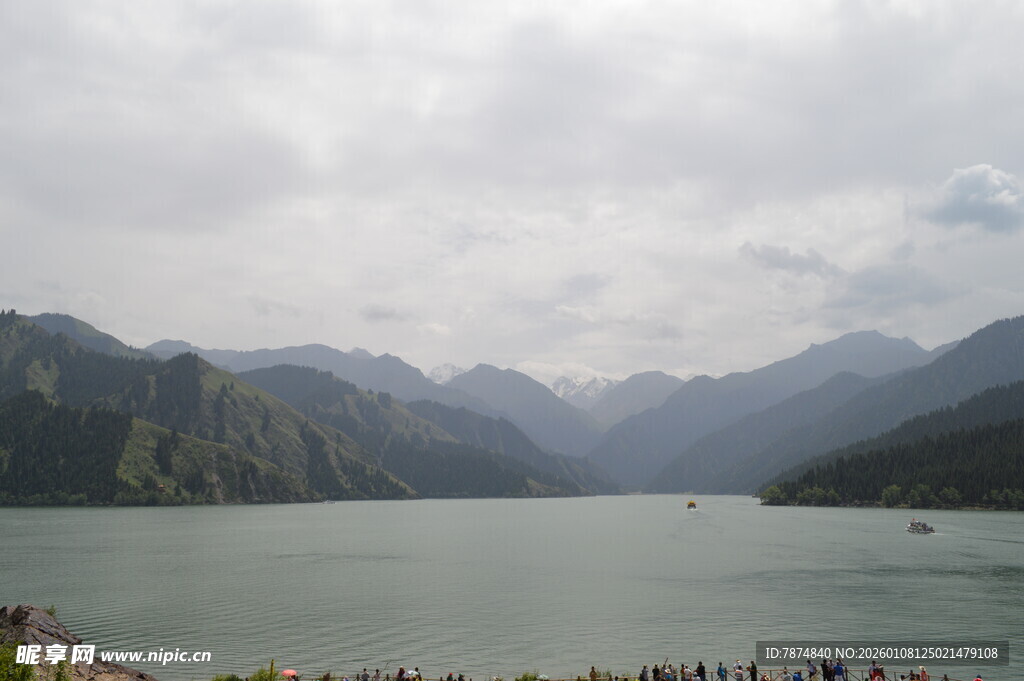 山水湖畔人群景观