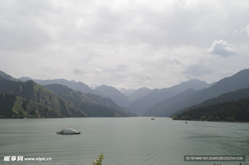 山水间的宁静江面