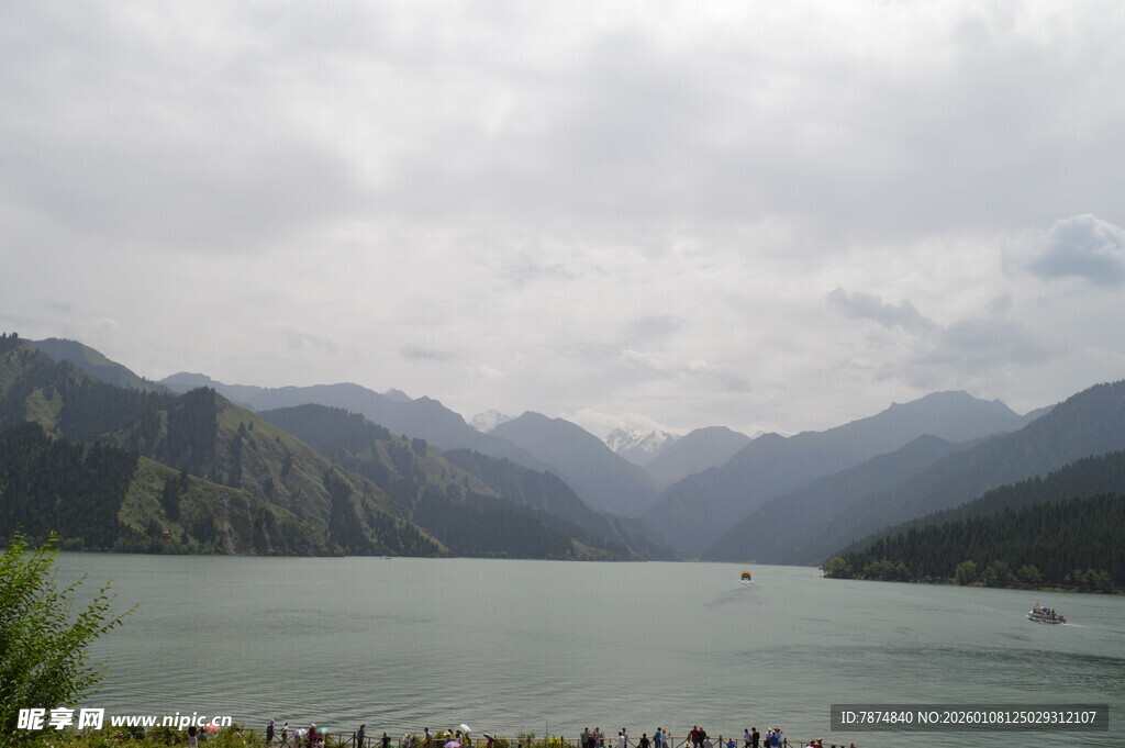山水相依的秀丽湖景