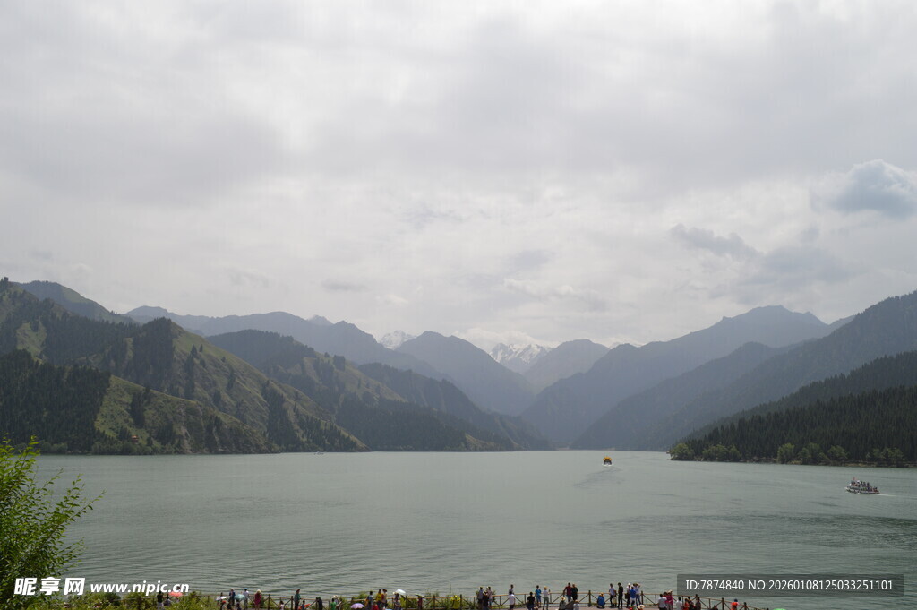 山水湖畔游人景