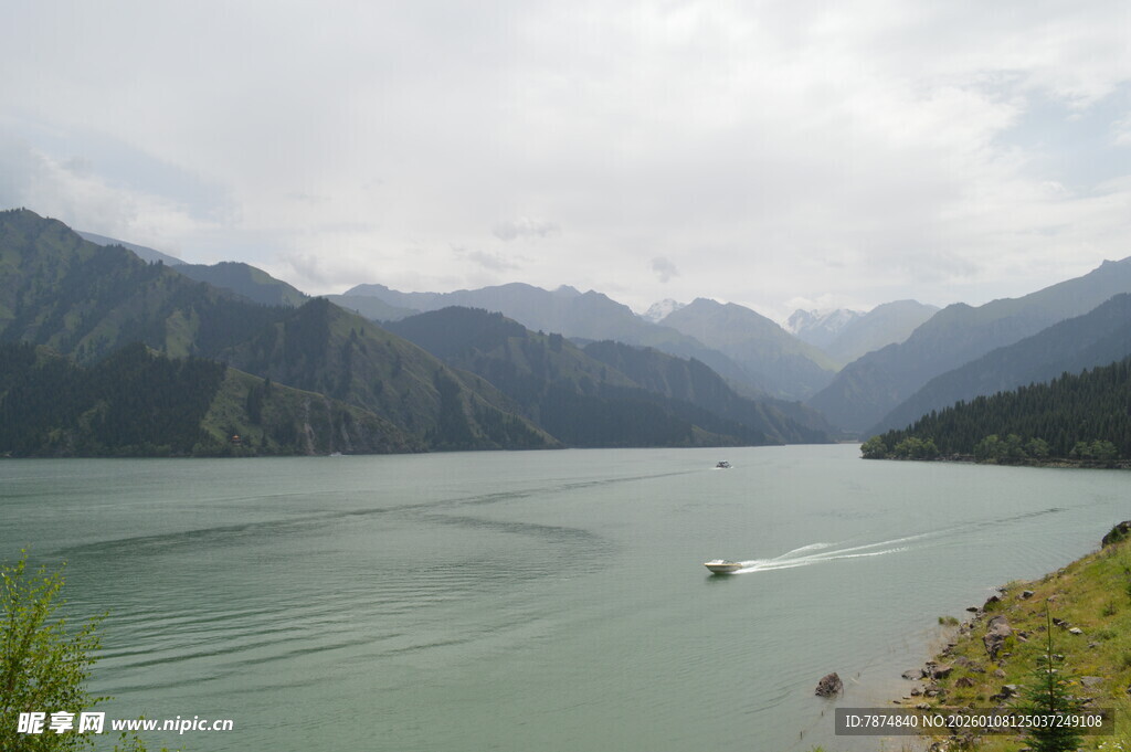 山水间的宁静湖景