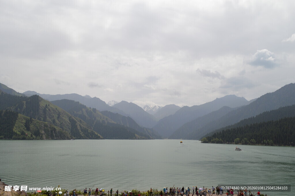 山水相依的秀丽湖景