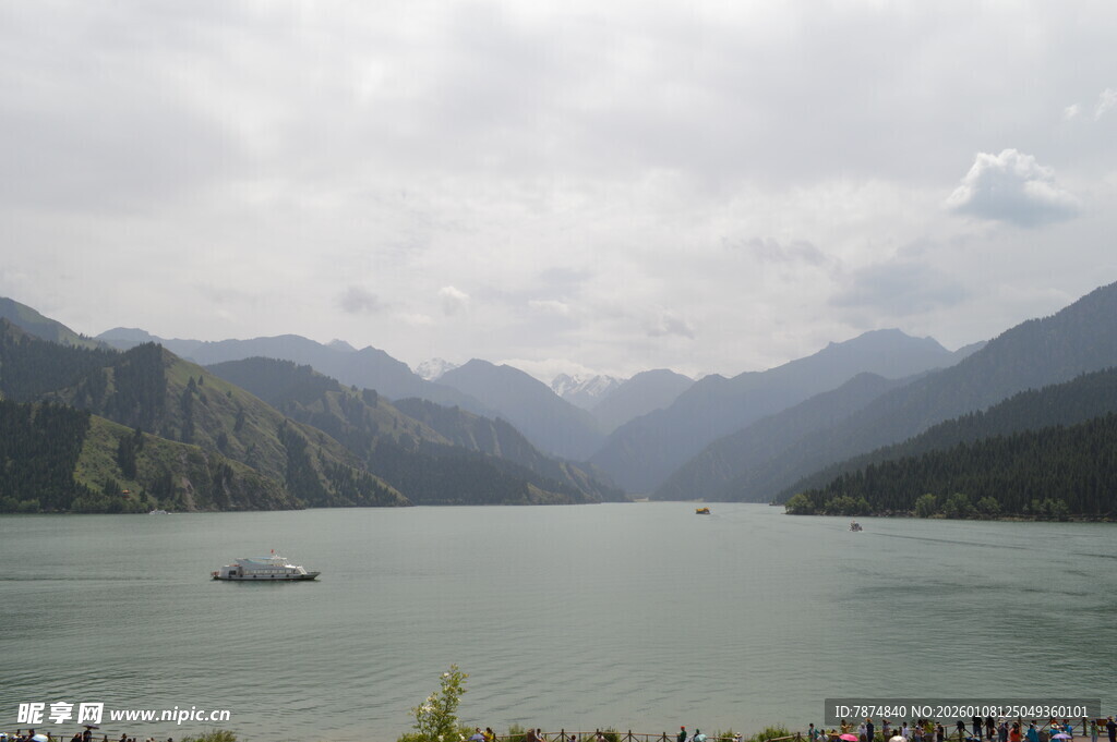 山水间的宁静湖景