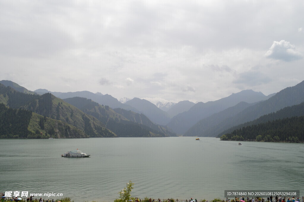 山水相依的宁静湖泊风光