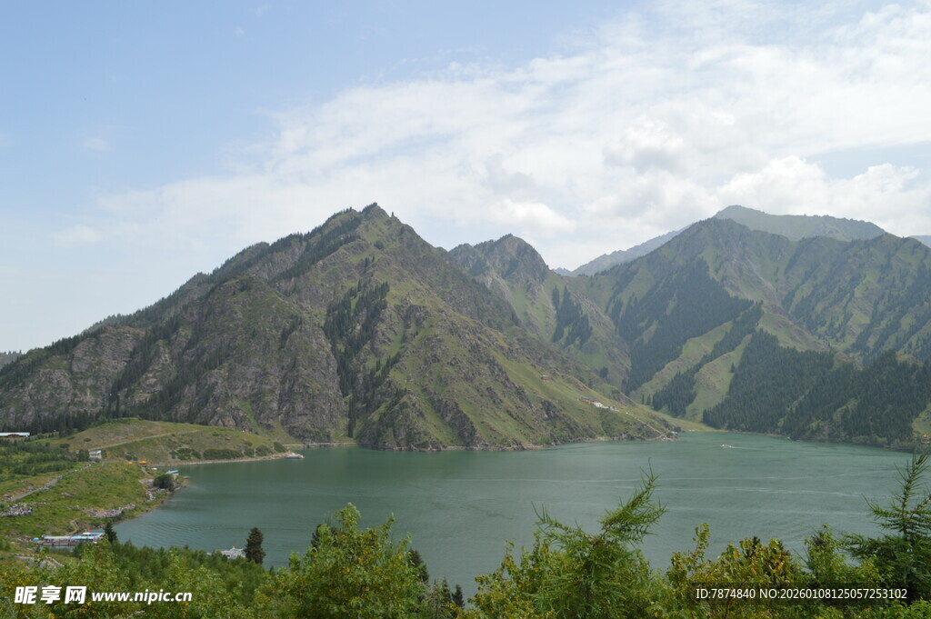 高山湖泊壮丽自然景观