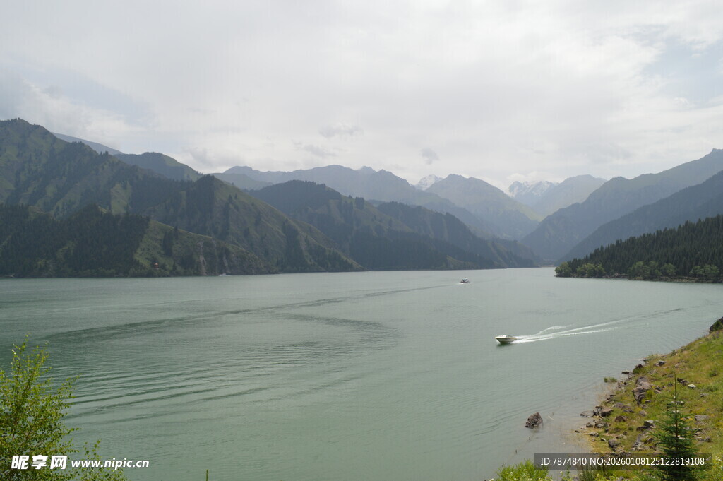 青山绿水间的静谧湖泊