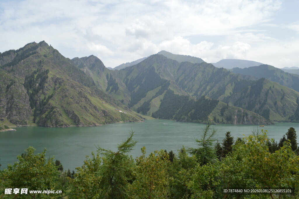 青山绿水间的秀丽湖景