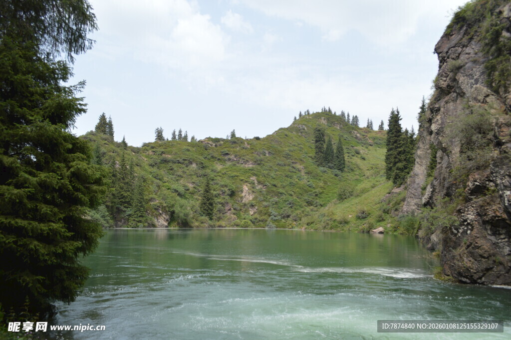 青山绿水间的宁静河流