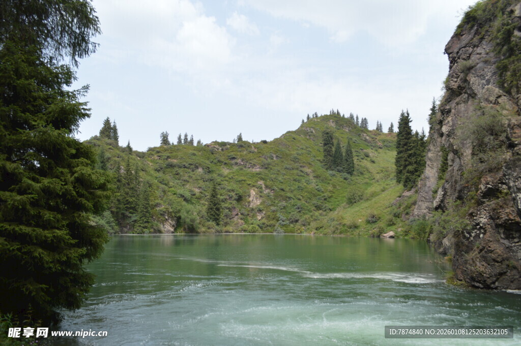 青山绿水间的宁静河流