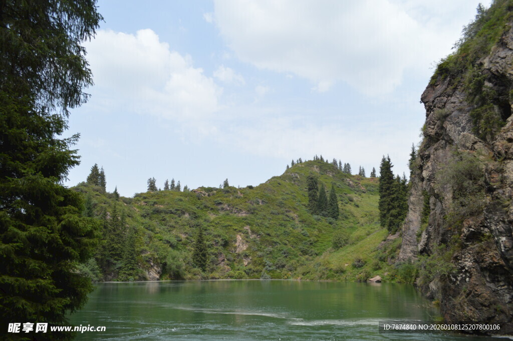 青山绿水间的秀丽河谷