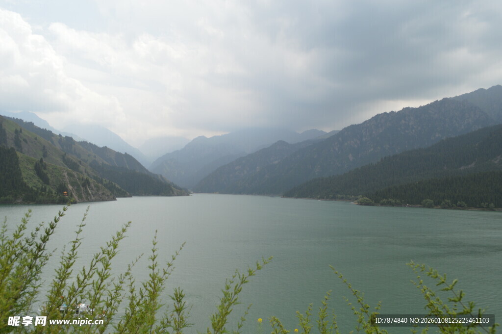 山水湖景 云雾缭绕的自然美