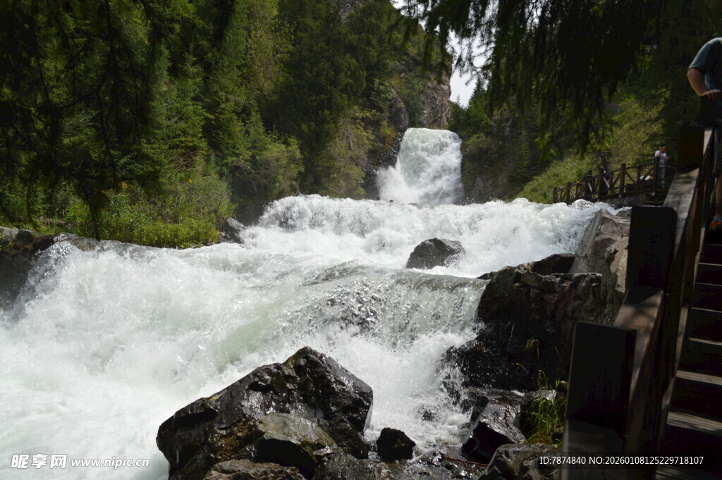 山间瀑布水流湍急