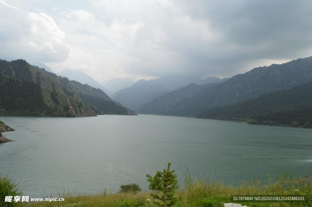 高山湖泊风光秀丽