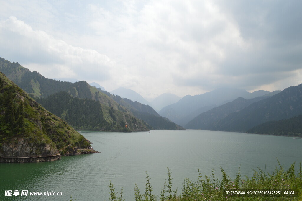 青山绿水间的宁静湖泊
