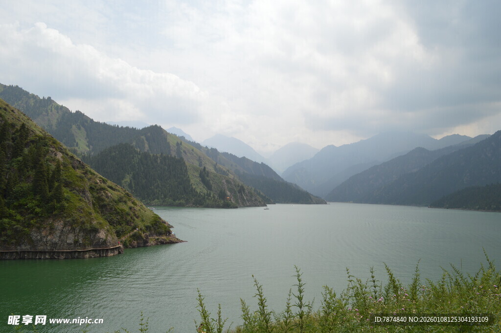 青山绿水间的宁静湖泊