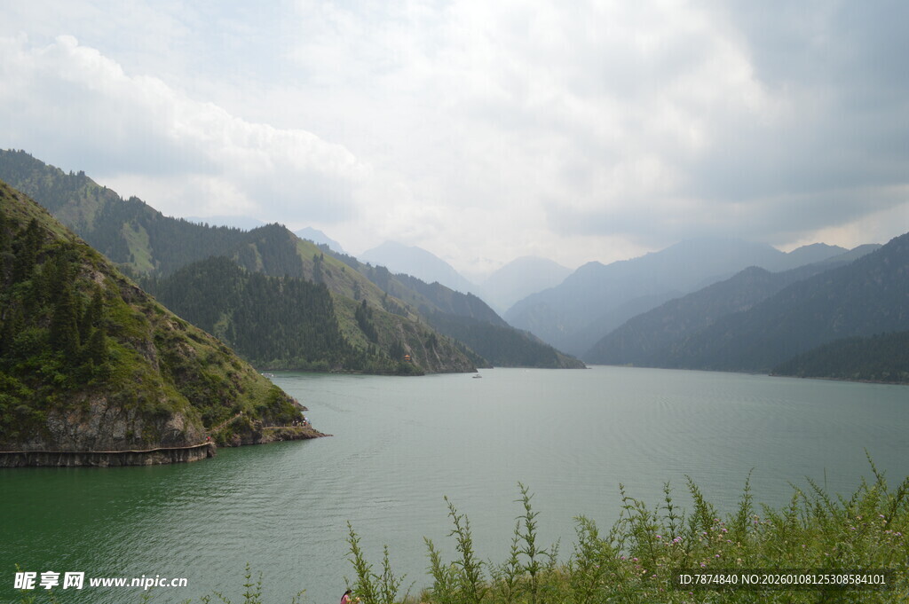 青山绿水间的宁静湖泊
