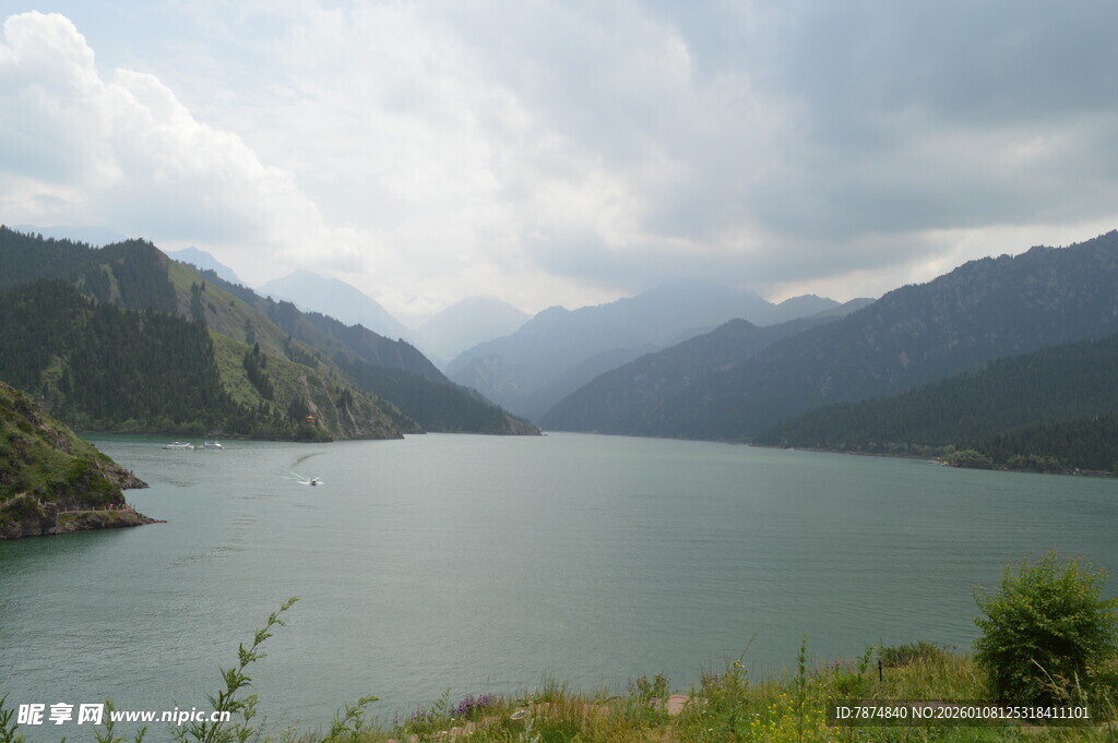 山水相依的秀丽湖景