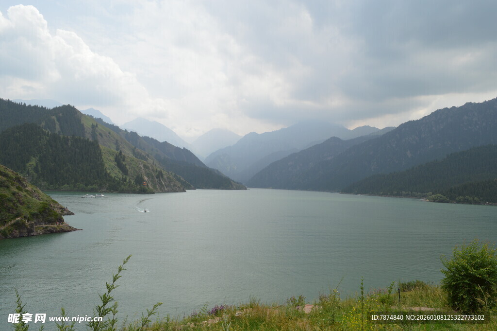 山水相依的秀丽湖景