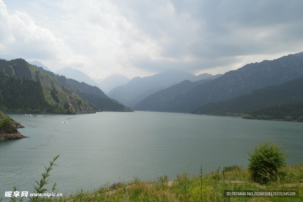 山水相依的静谧湖景