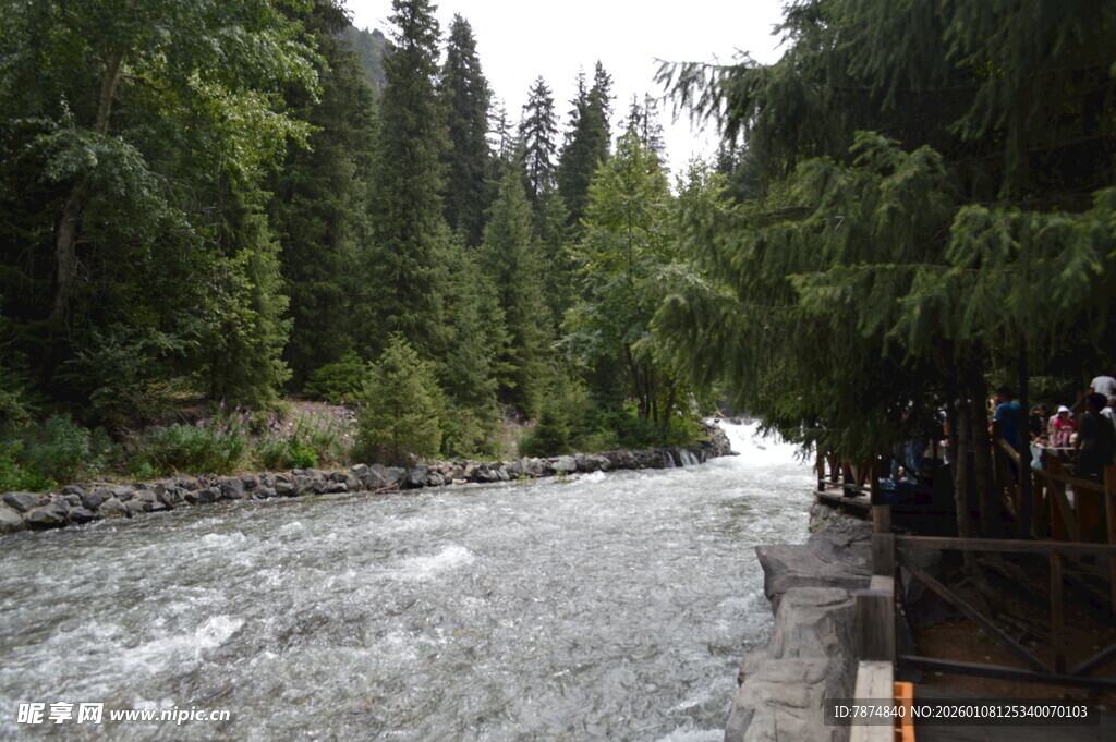 山间湍急溪流旁游人漫步