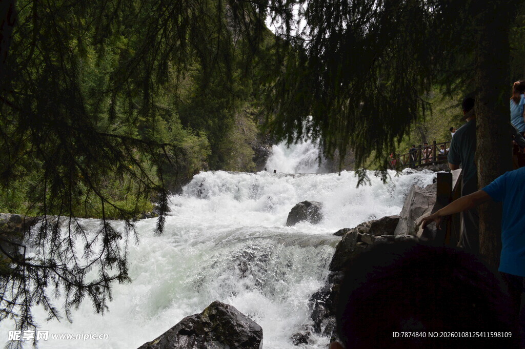 山间湍急溪流瀑布景观