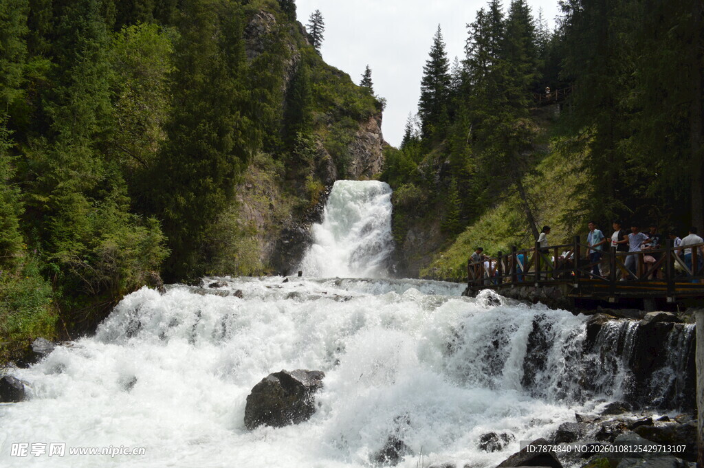 山间飞瀑下的自然美景