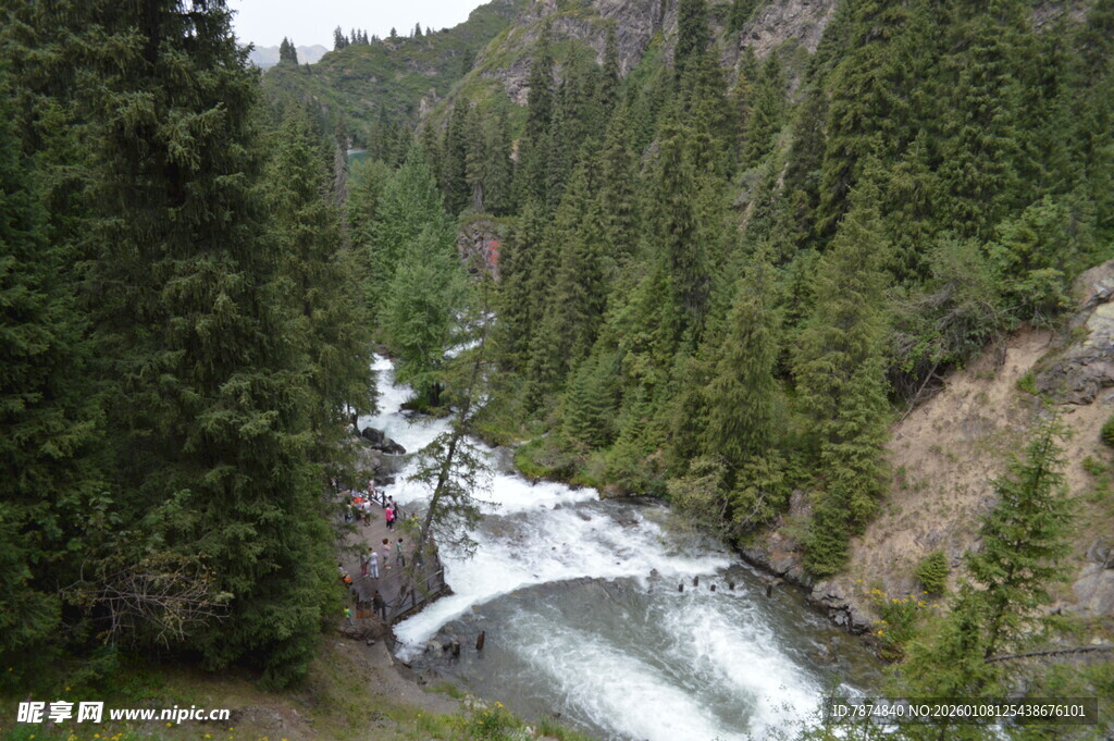 山间飞瀑 绿意环绕的美景