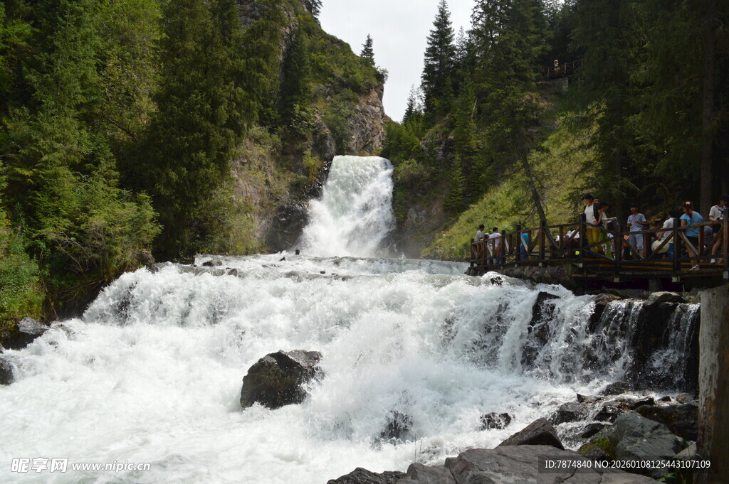 山间瀑布旁的游人景致